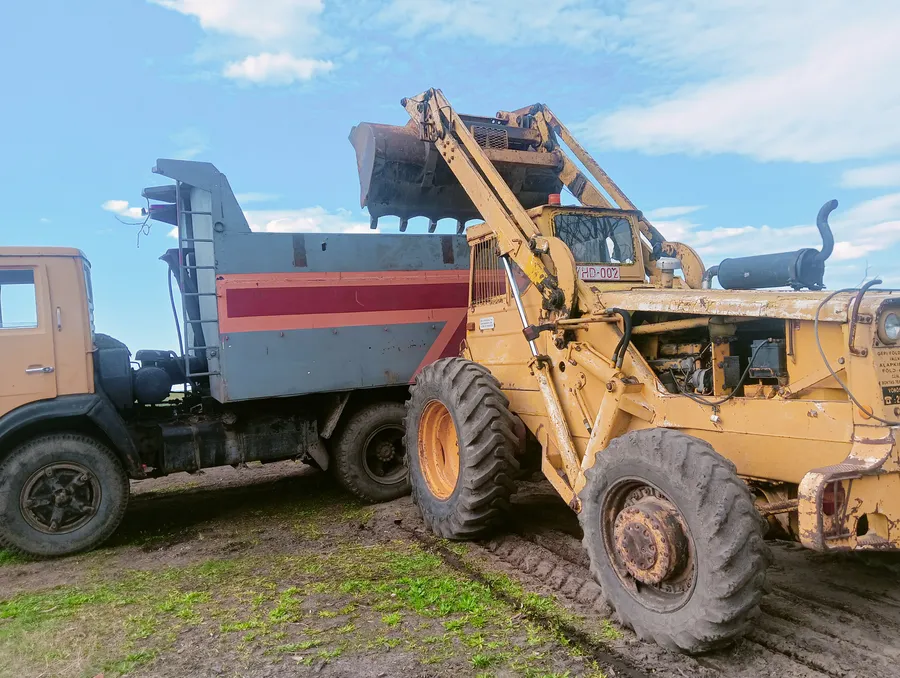 A képen telektakarítás látható.